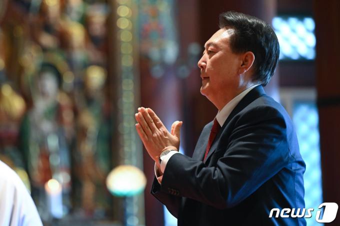 [사진] 합장하는 윤석열 대통령