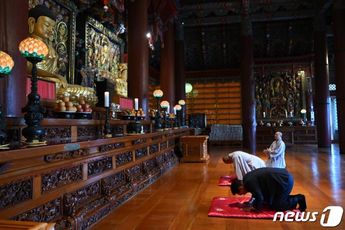 [사진] 삼광사 찾아 참배하는 윤 대통령