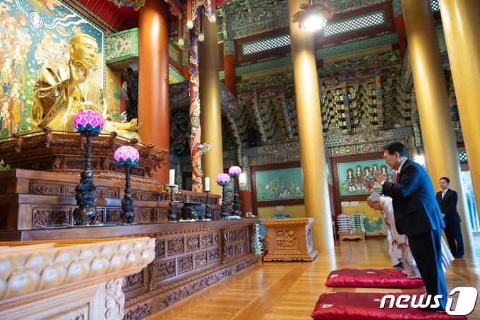 [사진] 윤 대통령, 삼광사 찾아 참배
