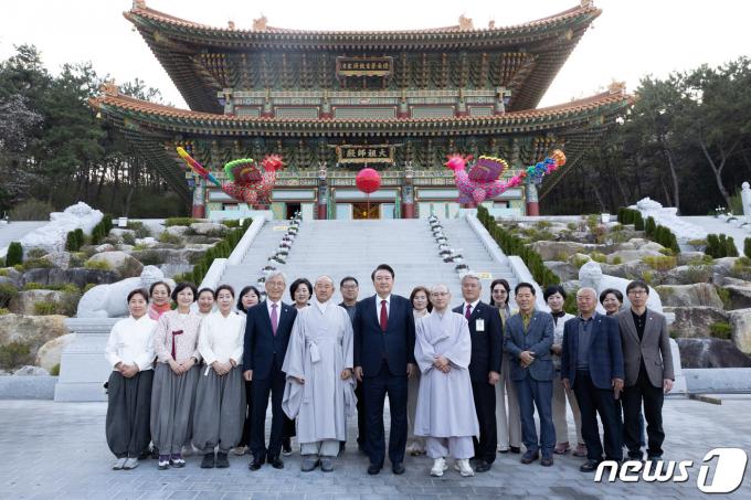 [사진] 윤석열 대통령, 부산 삼광사 방문