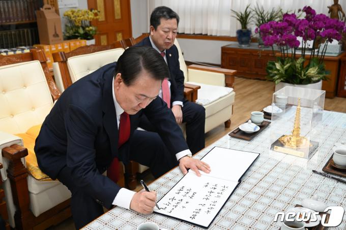 [사진] 삼광사 찾은 윤석열 대통령