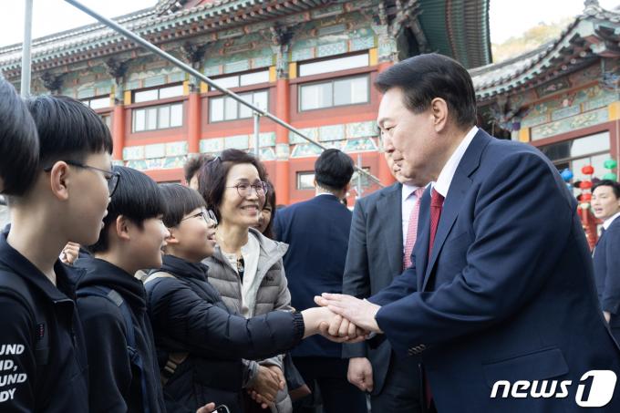 [사진] 어린이와 인사하는 윤석열 대통령