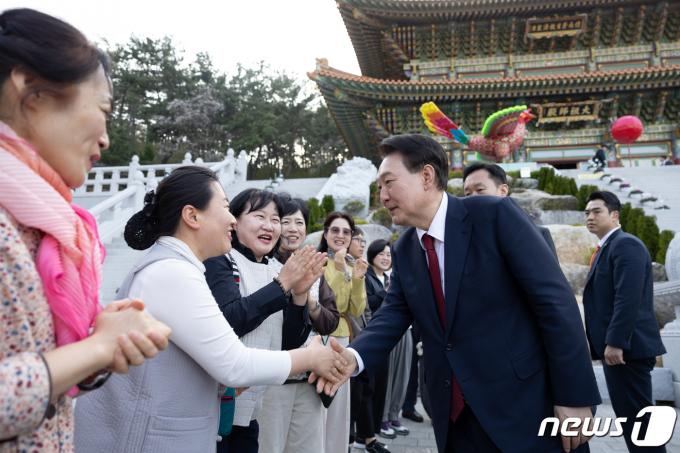 [사진] 삼광사 신도들과 인사 나누는 윤 대통령