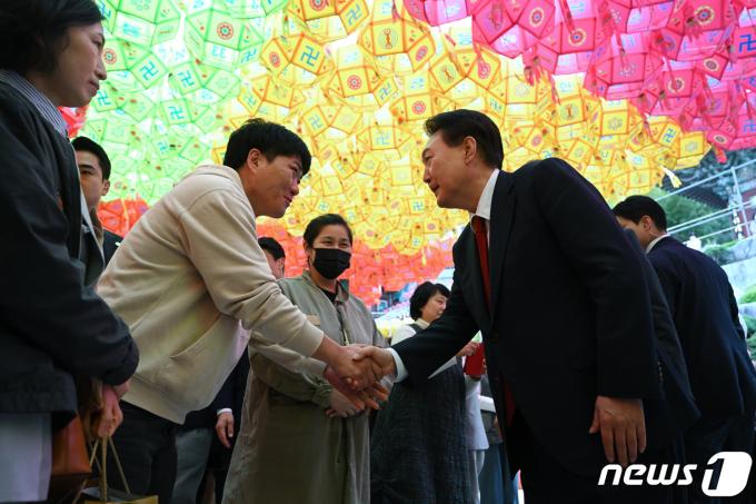 [사진] 시민들과 인사 나누는 윤 대통령