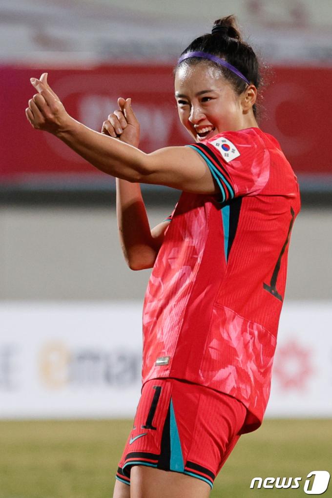 [사진] 최유리, 손하트 발사