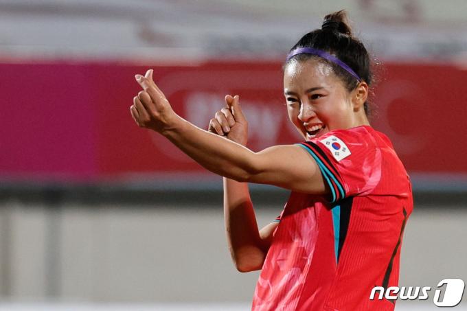 [사진] 최유리, 손하트 발사