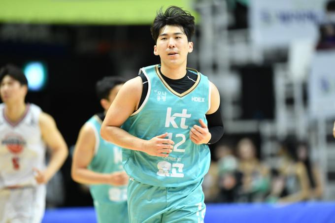 수원 KT 문정현이 5일 수원KT아레나에서 열린 2023-24 정관장 프로농구 6강 플레이오프 울산 현대모비스와 1차전에서 종료 직전 3점 슛을 넣어 팀의 93-90 승리를 이끌었다. (KBL 제공)