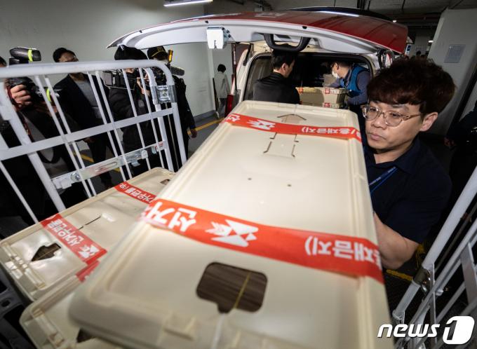 [사진] 차량으로 옮겨지는 관외 투표용지