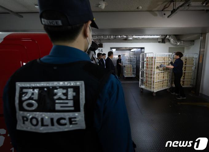 [사진] 경찰 보호 속 옮겨지는 투표용지