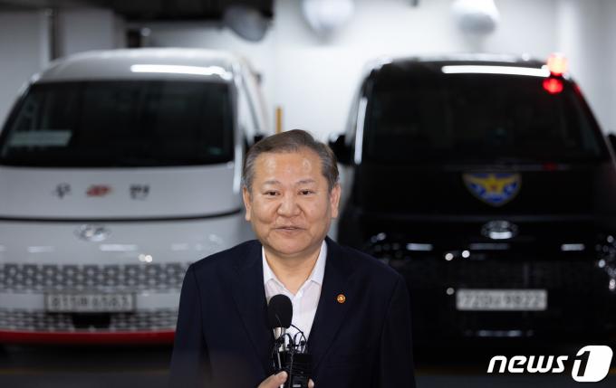 [사진] 취재진 질문에 답변하는 이상민 장관