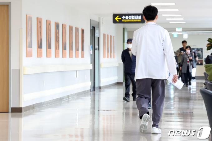 정부의 의대 정원 증원 방침에 반발하는 전공의를 비롯한 의사들의 집단행동이 이어지고 있는 5일 오전 서울 소재 대학병원에서 의료진이 발걸음을 옮기고 있다. 2024.4.5/뉴스1 ⓒ News1 민경석 기자