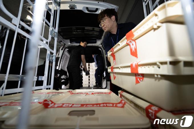 제22대 국회의원선거 사전투표 첫 날인 5일 오후 서울 중구 서울중앙우체국에서 관계자들이 관외 투표용지를 옮기고 있다. 2024.4.5/뉴스1 ⓒ News1 이재명 기자