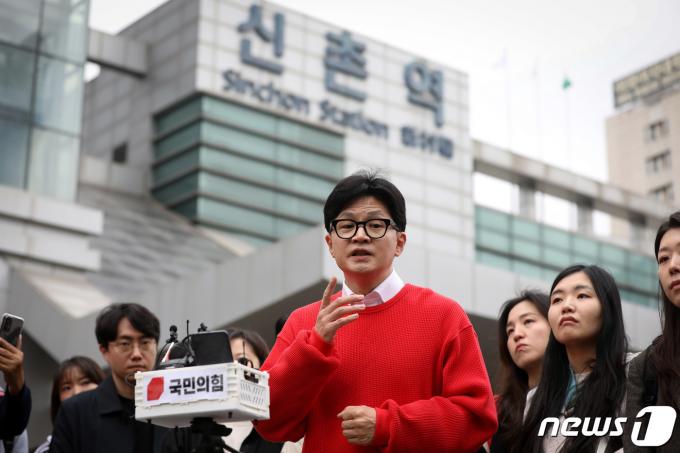 한동훈 국민의힘 총괄선거대책위원장이 제22대 국회의원 선거 사전투표 첫날인 5일 오전 서울 서대문구 신촌동 사전투표소에서 투표 후 취재진 질문에 답하고 있다. (공동취재) 2024.4.5/뉴스1 ⓒ News1 임세영 기자