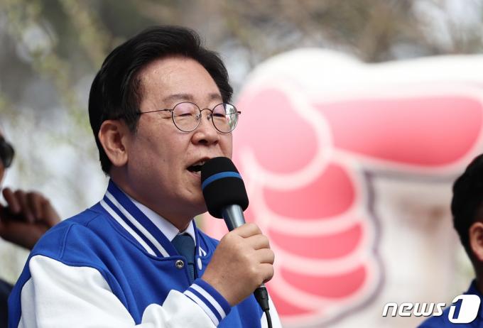 이재명 더불어민주당 대표 겸 상임공동선대위원장이 5일 오후 충남 공주시 공주대학교 후문 삼거리에서 박수현(충남 공주?부여?청양) 후보 지원유세를 하고 있다. 2024.4.5/뉴스1 ⓒ News1 구윤성 기자