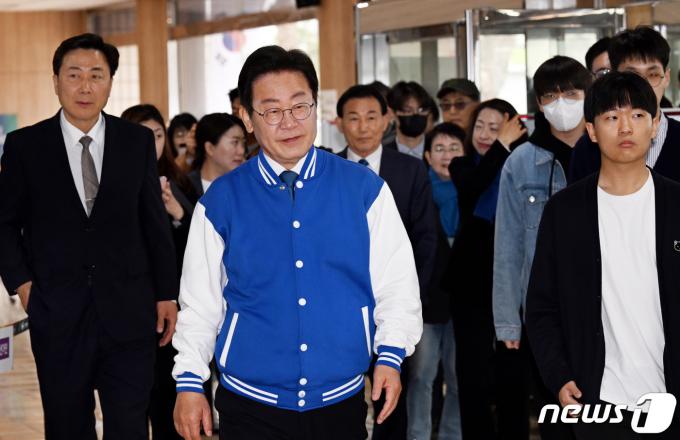 이재명 더불어민주당 대표가 제22대 국회의원선거 사전투표일인 5일 오전 카이스트 학생들과 함께 투표를 하기 위해 대전 중구 대전평생교육진흥원에 마련된 사전투표소에 들어서고 있다.(공동취재) 2024.4.5/뉴스1 ⓒ News1 구윤성 기자