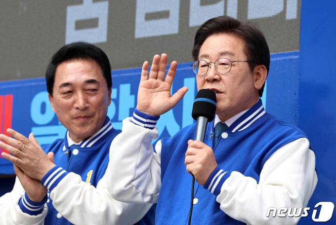 이재명 더불어민주당 대표 겸 상임공동선대위원장이 5일 오후 충남 공주시 공주대학교 후문 삼거리에서 박수현(충남 공주?부여?청양) 후보 지원유세를 하고 있다. 2024.4.5/뉴스1 ⓒ News1 구윤성 기자