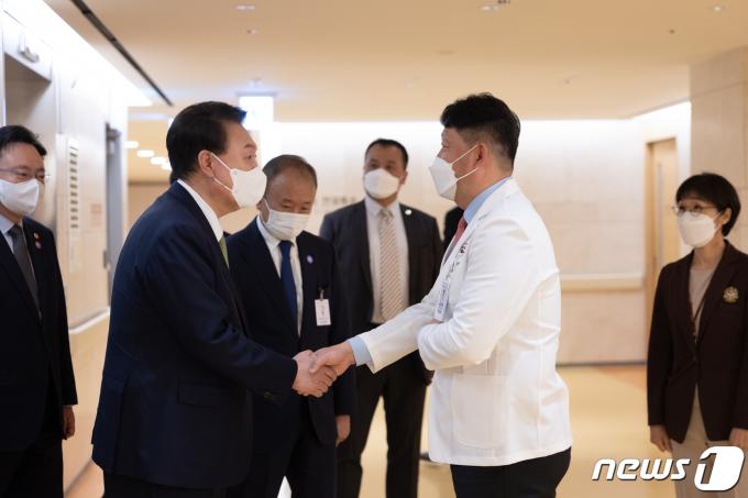 윤석열 대통령이 의료개혁 대국민담화를 발표한 1일 대전 유성구 유성선병원을 방문해 김의순 병원장과 악수하고 있다. (대통령실 제공) 2024.4.1/뉴스1 ⓒ News1 안은나 기자