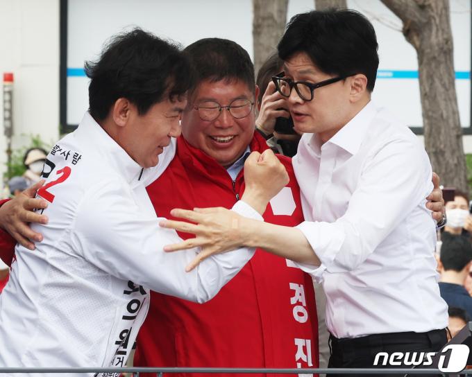 한동훈 국민의힘 총괄선대위원장이 4일 서울 동대문구 전농동사거리에서 김영우 동대문갑 후보와 김경진 동대문을 후보 지지 유세를 하고 있다. 2024.4.4/뉴스1 ⓒ News1 송원영 기자