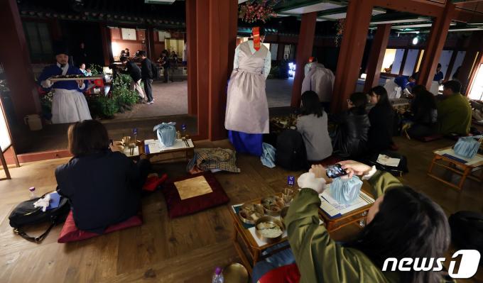 2일 오후 서울 경복궁에서 열린 경복궁 별빛야행 사전행사에서 참가자들이 소주방 '도슭수라상'을 체험하고 있다. '경복궁 별빛야행'은 오는 3일부터 5월4일까지 하루 2회씩 운영한다. 2024.4.2/뉴스1 ⓒ News1 이동해 기자