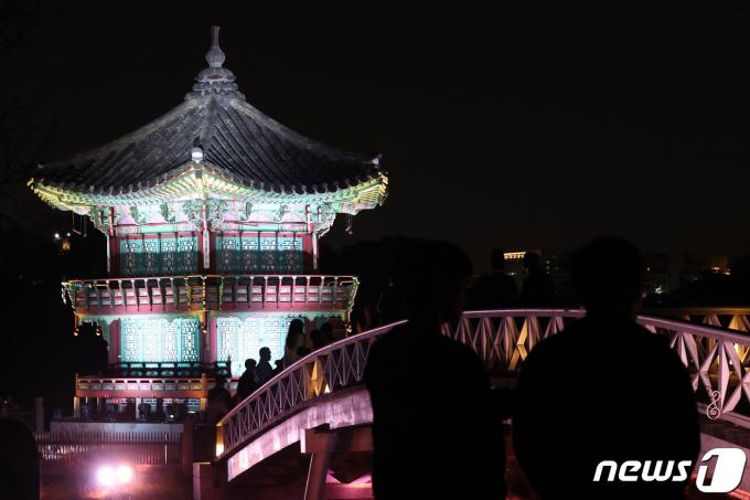 2일 오후 서울 경복궁에서 열린 경복궁 별빛야행 사전행사에서 참가자들이 향원정의 야경을 감상하고 있다. '경복궁 별빛야행'은 오는 3일부터 5월4일까지 하루 2회씩 운영한다. 2024.4.2/뉴스1 ⓒ News1 이동해 기자