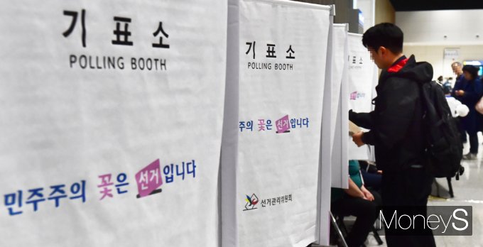 사전투표 둘째날 오전 8시 기준 누적 투표율이 16.86%로 조사됐다. 사진은 사전투표 첫첫날 인천국제공항 제2터미널에 마련된 운서동 제3사전투표소를 찾은 여행객 및 공항 관계자들 모습. /사진=임한별 기자