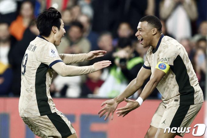 이강인(파리 생제르맹·PSG)이 18일(한국시간) 프랑스 몽펠리에의 스타드 드라 모송에서 열린 2023-2024 리그1 26라운드 원정 경기에서 몽펠리에에 경기에서 3-2 근소한 리드를 이어가던 후반 8분 페널티아크 부근에서 때린 왼발 감아차기 슈팅으로 PSG의 4번째 골을 책임졌다. 이강인의 시즌 리그 2호 골이자 공식전 4호 골이다 ⓒ 로이터=뉴스1