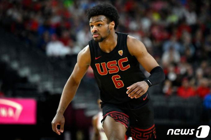 르브론 제임스 아들 브로니 제임스가 올해 6월 NBA 신인 드래프트에 도전하겠다고 밝혔다. ⓒ AFP=뉴스1 ⓒ News1