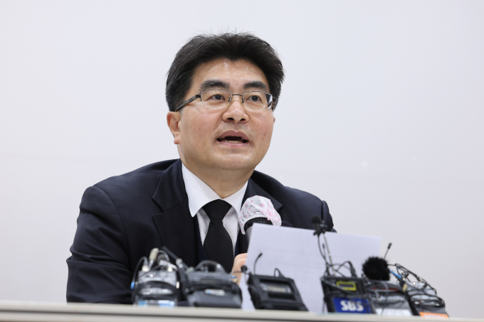 전국의과대학교수 비대위가 지난 5일 입장문을 통해 "대통령실에서 의대정원 증원을 포함한 의료개혁에 관해 의료계와 논의 시 전공의들의 입장을 존중하겠다고 발표한 것이 진정한 대화의 장으로 이어지길 강력히 염원한다"고 밝혔다. 사진은 방재승 서울대학교 의과대학 교수협의회 비상대책위원장이 지난달 25일 오후 서울 종로구 서울대학교병원에서 열린 비대위 비상총회를 마친 후 결과 브리핑을 하던 모습. /사진=뉴스1