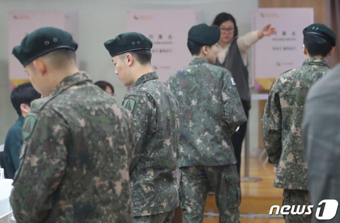 제22대 국회의원선거(총선) 사전투표일인 5일 오전 서울 영등포구 여의동 주민센터에 마련된 사전투표소에서 군인들이 소중한 한표를 행사하고 있다. 2024.4.5/뉴스1 ⓒ News1 임세영 기자