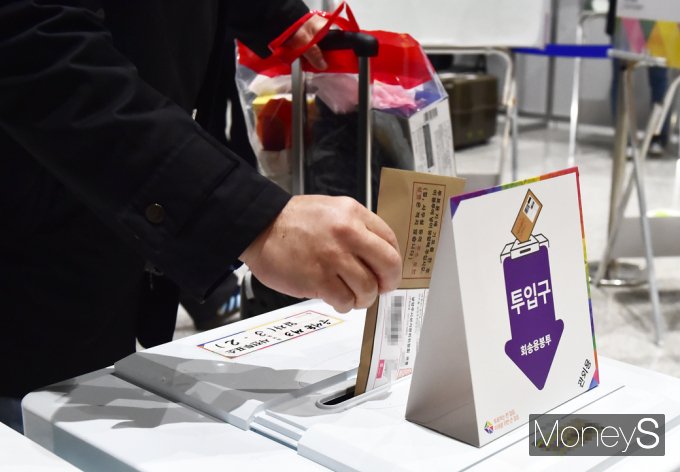 지난 5~6일까지 진행된 제22대 총선 사전투표는 역대 최고인 31.28%의 투표율을 기록했다. 사진은 사전투표 첫날인 지난 5일 인천국제공항 제2터미널에 마련된 운서동 제3사전투표소. /사진=임한별 기자