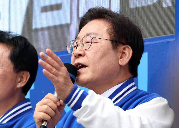 4·10 총선 사전투표 둘째날인 6일 이재명 더불어민주당 대표 겸 상임공동선대위원장이 서울·경기에서 집중 유세에 나선다. 사진은 이 대표가 지난 5일 오후 충남 공주시 공주대학교 후문 삼거리에서 박수현(충남 공주‧부여‧청양) 후보 지원유세를 하던 모습. /사진=뉴스1