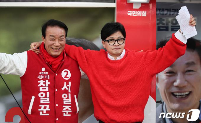 [사진] 경남 거제 찾은 한동훈 '서일준 후보와 어꺠동무'