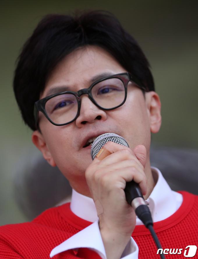 [사진] 손가락에 밴드 붙이고 연설하는 한동훈 위원장