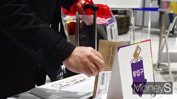 인천국제공항 사전투표소를 찾은 시민들은 대부분 캐리어를 끌고 투표에 나섰다. 사진은 인천국제공항 사전투표소에서 투입구에 투표용지를 집어넣는 모습. /사진=임한별 기자