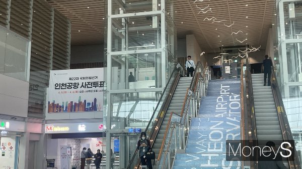 인천국제공항 제2여객터미널에 마련된 사전투표소는 출국장 3층에서 에스컬레이터를 타고 올라가야 한다. 사진은 인천국제공항 제2여객터미널에 마련된 사전투표소로 올라가는 에스컬레이터. /사진=최문혁 기자