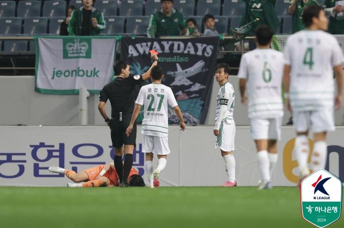제주 유나이티드전에서 퇴장 당하는 김진수(가운데)(한국프로축구연맹 제공)