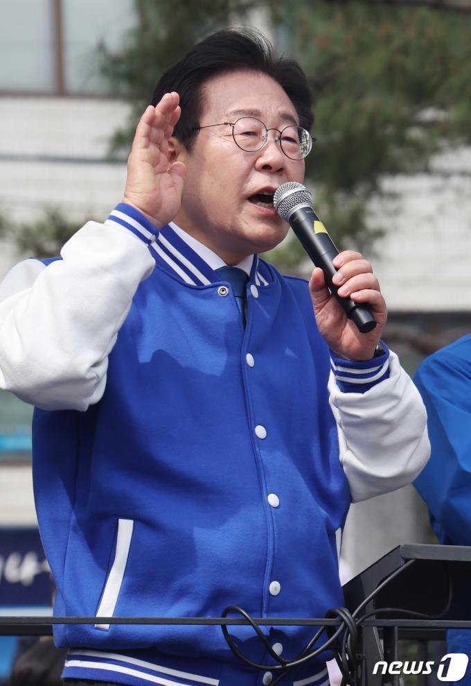 [사진] 성동구 금남시장에서 유세하는 이재명 대표