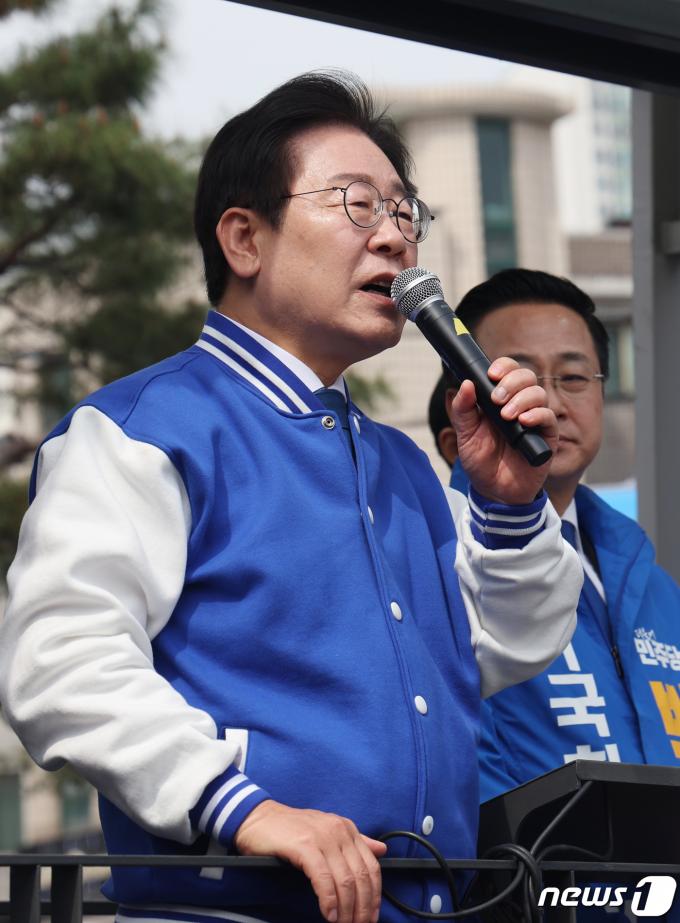 [사진] 금남시장서 박성준 후보 지지 유세하는 이재명 대표