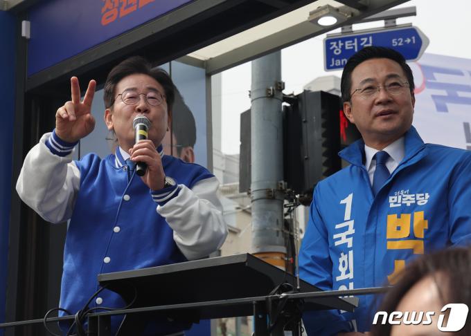 [사진] 박성준 후보 지지 휴세하는 이재명 대표