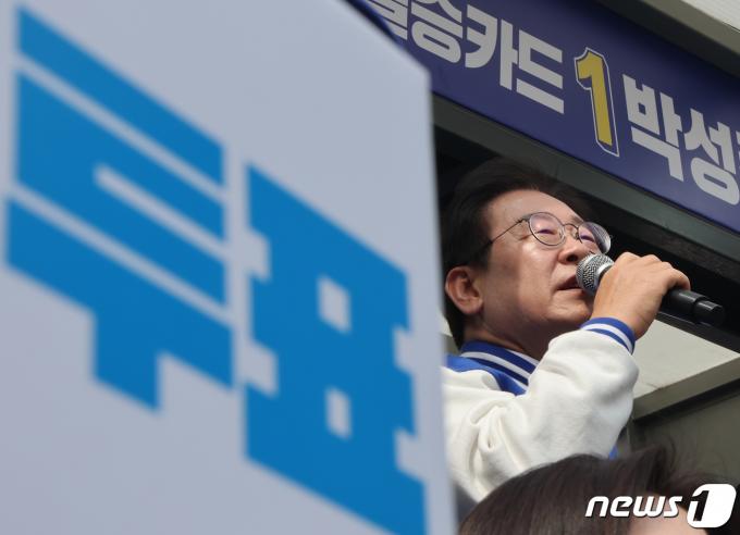 [사진] 사전투표 마지막날, 지지호소하는 이재명 대표
