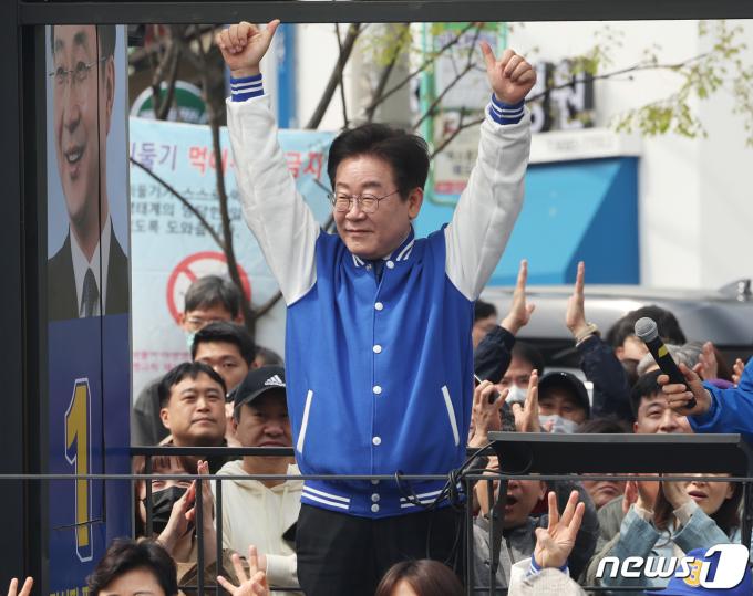 [사진] 이재명 대표 '엄지척 기호1번'