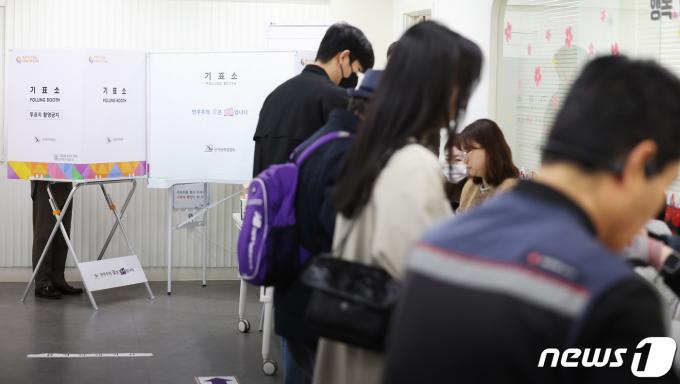 [사진] 사전투표 마지막 날 투표하는 유권자들