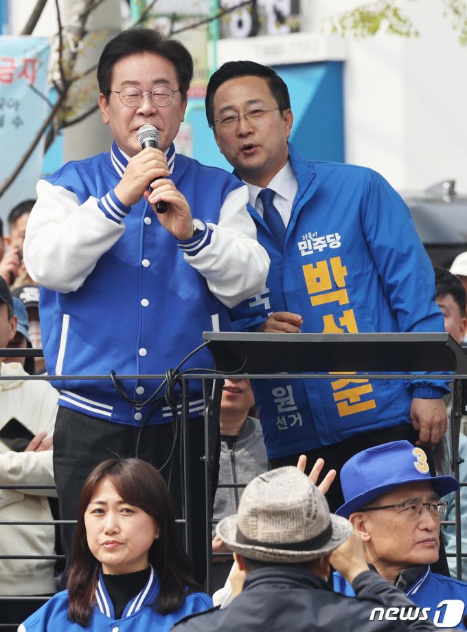 [사진] 박성준 후보와 대화하는 이재명 대표