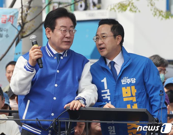 [사진] 박성준 후보와 대화하는 이재명 대표