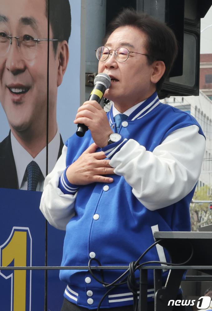 [사진] 이재명 대표 '중구성동을 표심 잡기'