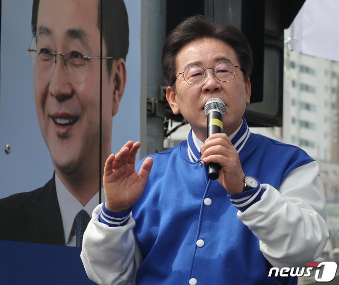 [사진] 이재명 대표 '중구성동을 표심 잡기'