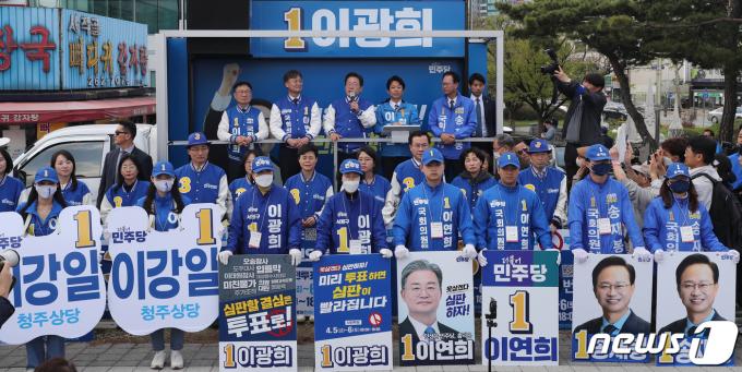 이재명 더불어민주당 대표 겸 상임공동선대위원장이 5일 오후 충북 청주시 서원구 사직동 분수대 앞에서 청주권 후보 합동 지원유세를 하고 있다. 이날 유세에는 이강일(상당), 이광희(서원), 이연희(흥덕), 송재봉(청원) 후보가 참석했다. 2024.4.5/뉴스1 ⓒ News1 김용빈 기자