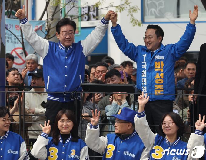 [사진] 박성준 후보 손 번쩍 든 이재명 대표