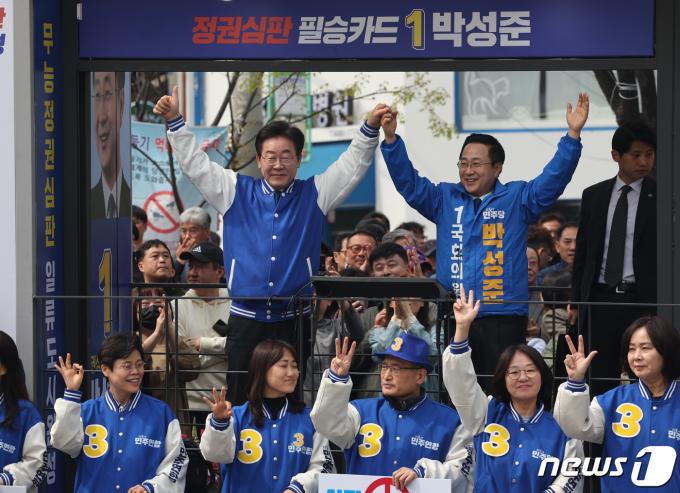 [사진] 이재명 대표 '박성준 후보 지지해주세요'