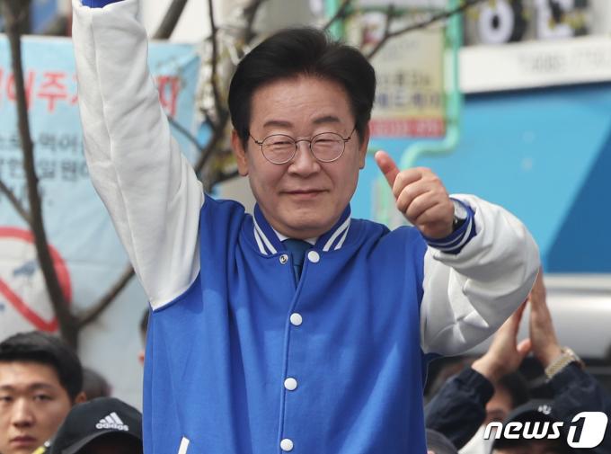 [사진] 이재명 대표 '엄지 척'